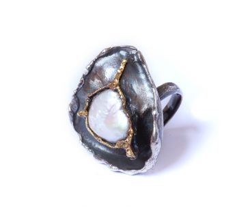 Gold, silver and pearl ring